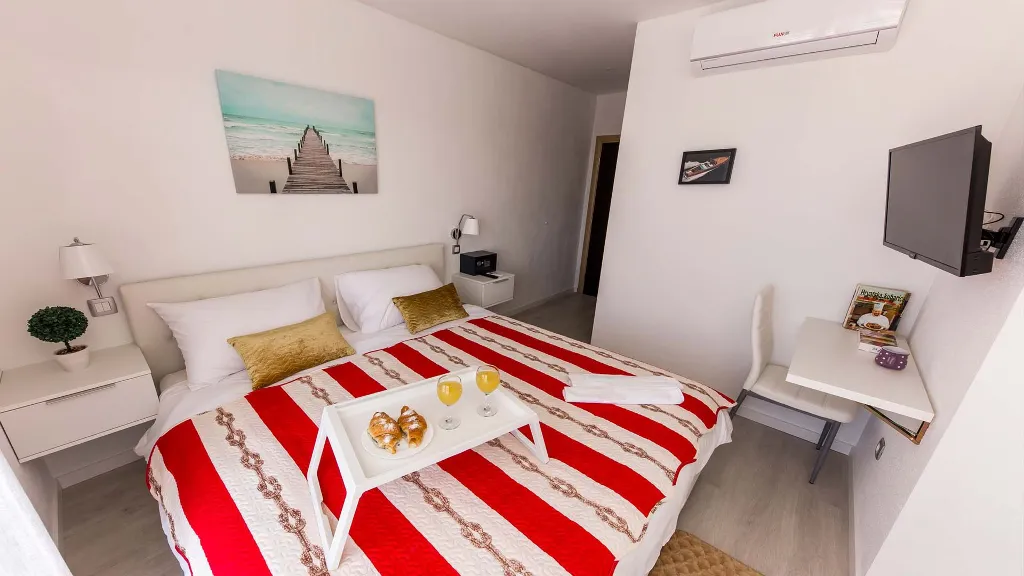 Villa with Pool and Jacuzzi in Seget Vranjica