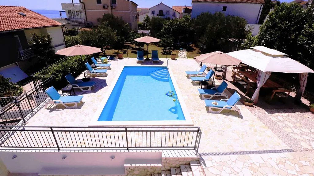 Holiday House with Pool in Okrug Gornji