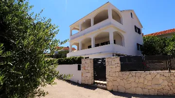 Holiday House with Pool in Okrug Gornji