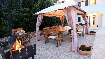 Holiday House with Pool in Okrug Gornji