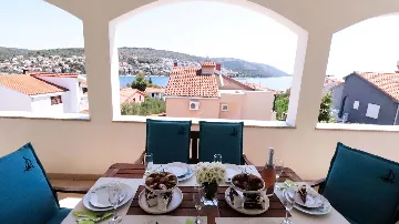 Holiday House with Pool in Okrug Gornji