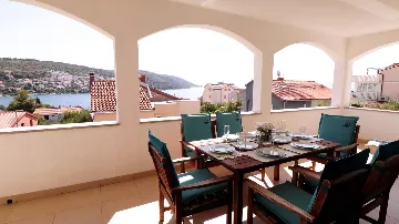 Holiday House with Pool in Okrug Gornji