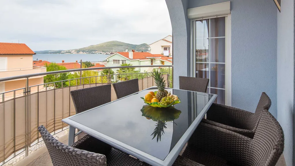 2-Bedroom Apartment with Sea-View Balcony in Okrug Gornji