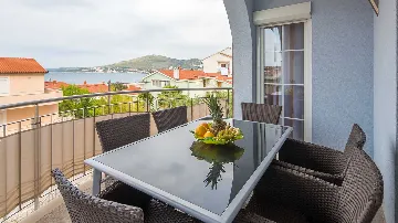 2-Bedroom Apartment with Sea-View Balcony in Okrug Gornji