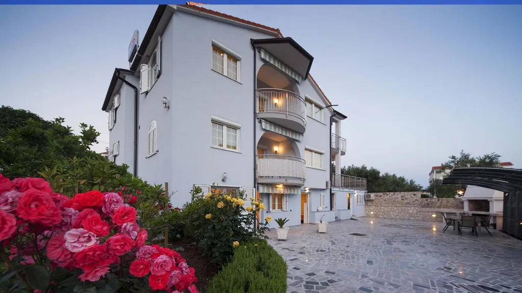 2-Bedroom Apartment with Sea-View Balcony in Okrug Gornji
