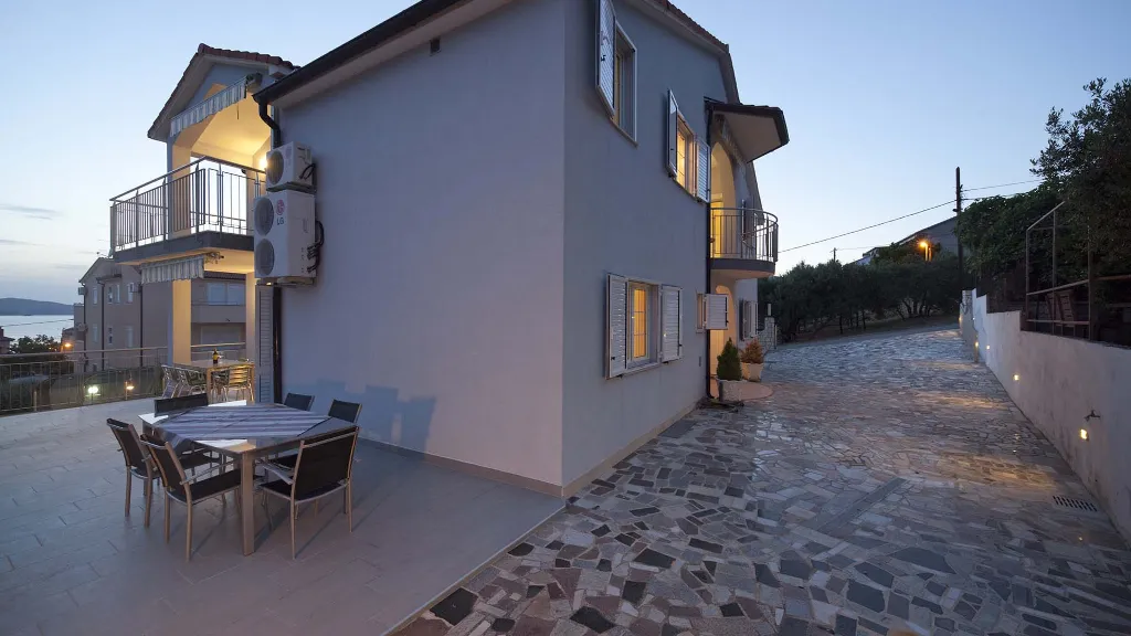 2-Bedroom Apartment with Sea-View Balcony in Okrug Gornji