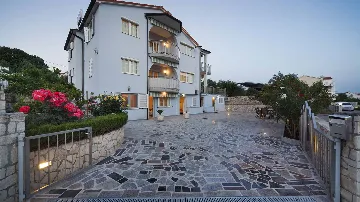 2-Bedroom Apartment with Sea-View Balcony in Okrug Gornji
