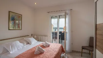 2-Bedroom Apartment with Sea-View Balcony in Okrug Gornji