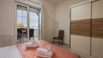 2-Bedroom Apartment with Sea-View Balcony in Okrug Gornji