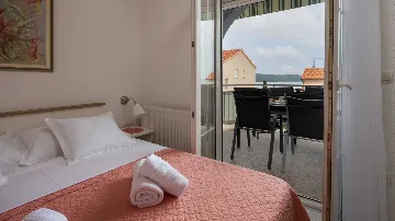 2-Bedroom Apartment with Sea-View Balcony in Okrug Gornji