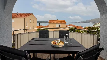 2-Bedroom Apartment with Sea-View Balcony in Okrug Gornji