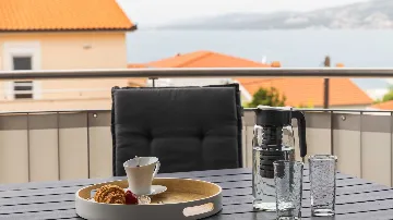 2-Bedroom Apartment with Sea-View Balcony in Okrug Gornji