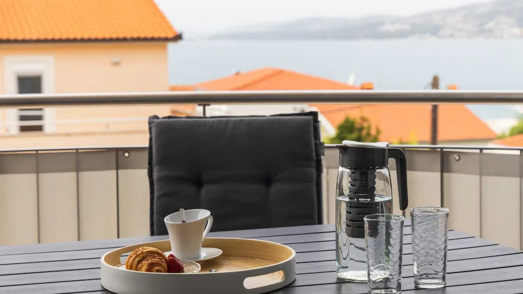 2-Bedroom Apartment with Sea-View Balcony in Okrug Gornji