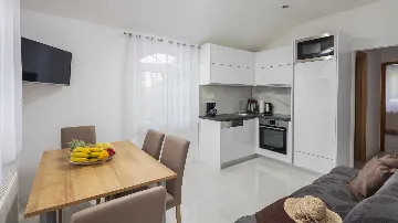 2-Bedroom Apartment with Sea-View Balcony in Okrug Gornji