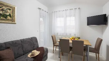 2-Bedroom Apartment with Sea-View Balcony in Okrug Gornji