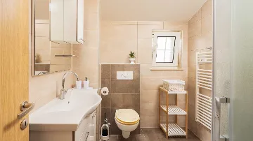 2-Bedroom Apartment with Sea-View Balcony in Okrug Gornji