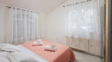 2-Bedroom Apartment with Sea-View Balcony in Okrug Gornji