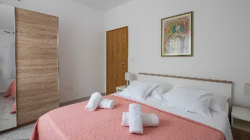 2-Bedroom Apartment with Sea-View Balcony in Okrug Gornji