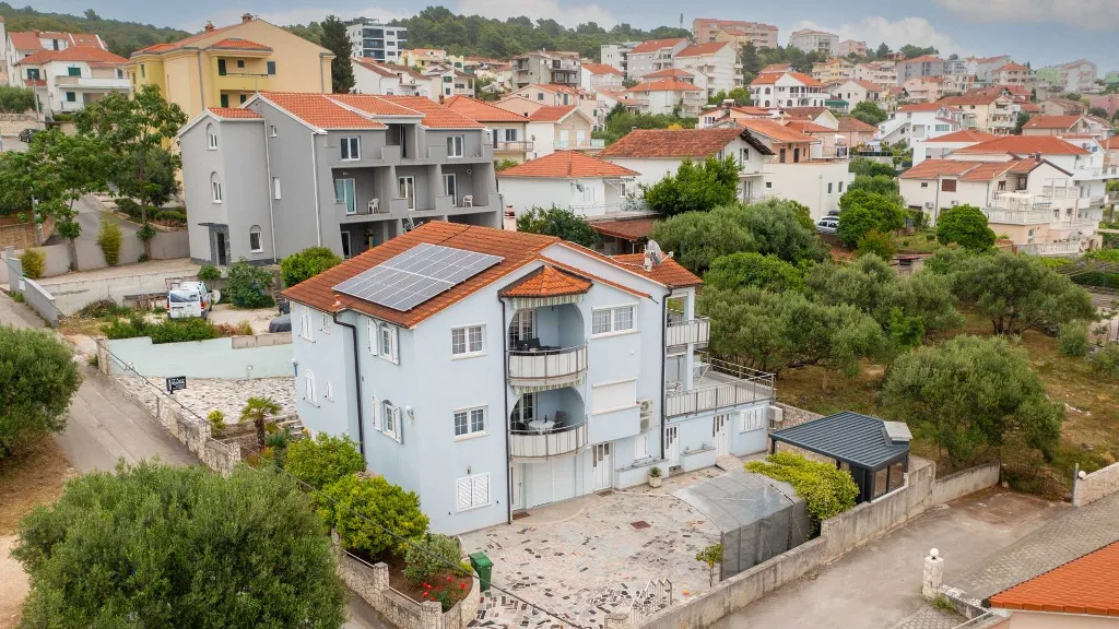 2-Bedroom Apartment with Sea-View Balcony in Okrug Gornji