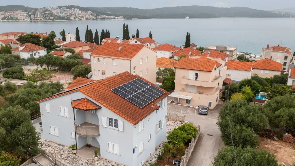 2-Bedroom Apartment with Sea-View Balcony in Okrug Gornji
