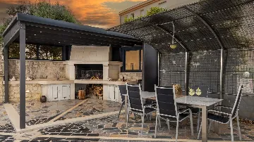 2-Bedroom Apartment with Sea-View Balcony in Okrug Gornji