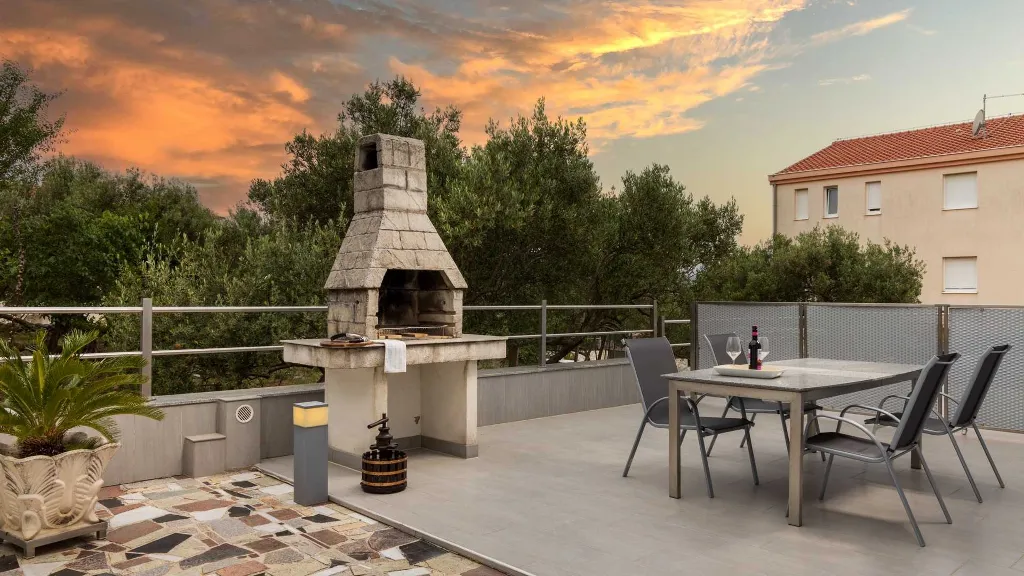 2-Bedroom Apartment with Sea-View Balcony in Okrug Gornji