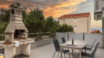 2-Bedroom Apartment with Sea-View Balcony in Okrug Gornji