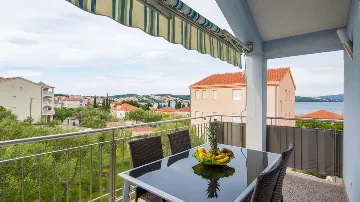 Sea View Apartment in Okrug Gornji for 4