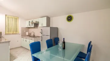 Sea View Apartment in Okrug Gornji for 4