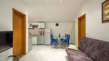 Sea View Apartment in Okrug Gornji for 4