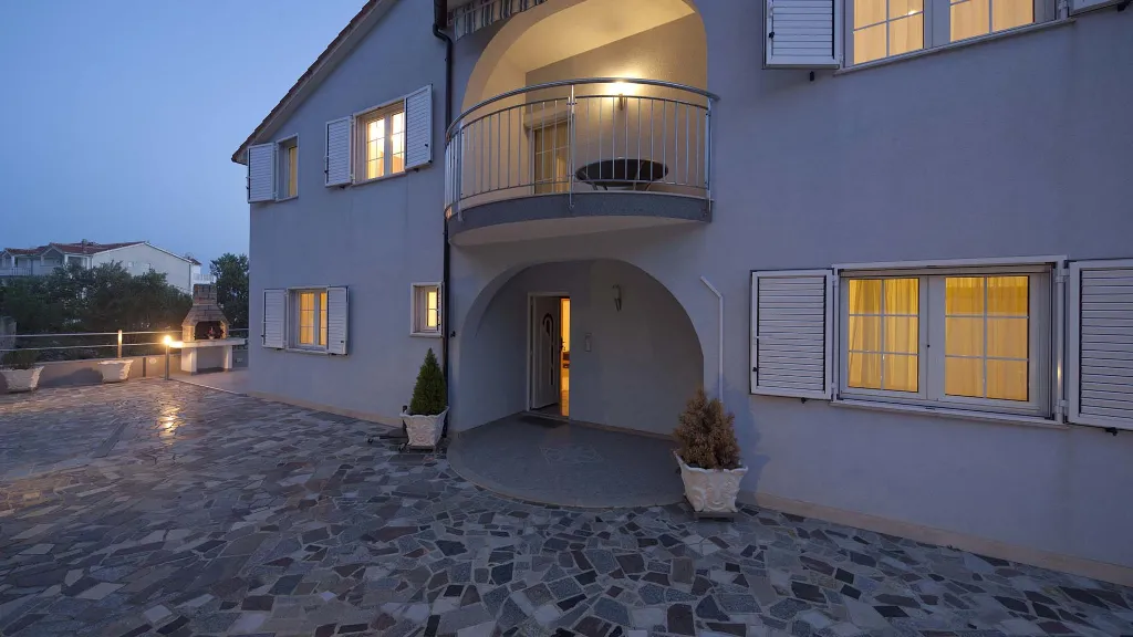 Sea View Apartment in Okrug Gornji for 4