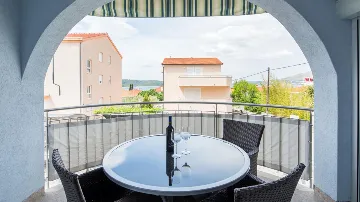 Sea View Balcony Apartment in Okrug Gornji