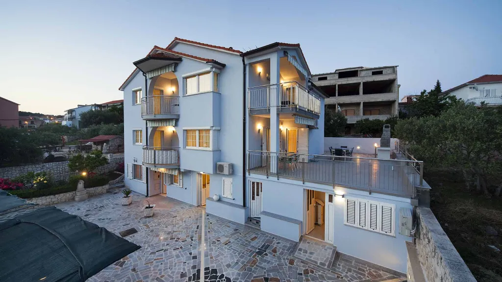 Sea View Balcony Apartment in Okrug Gornji