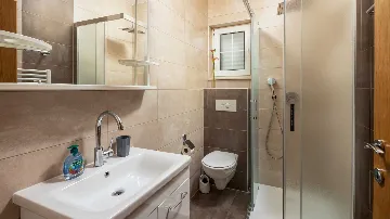 Sea View Balcony Apartment in Okrug Gornji