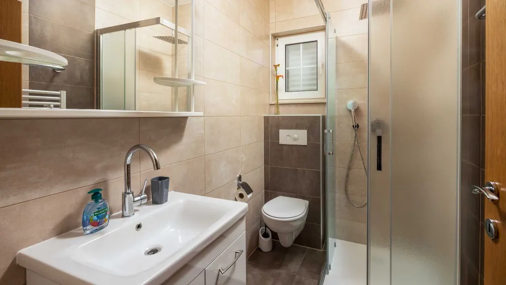 Sea View Balcony Apartment in Okrug Gornji