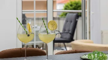 Sea View Balcony Apartment in Okrug Gornji