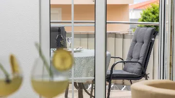 Sea View Balcony Apartment in Okrug Gornji