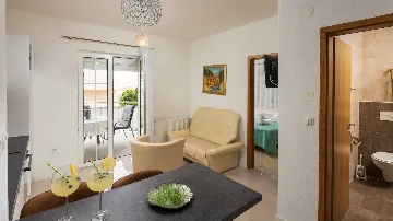 Sea View Balcony Apartment in Okrug Gornji