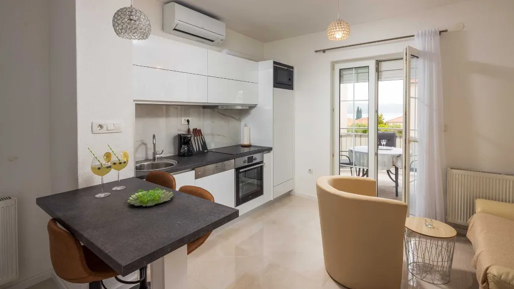 Sea View Balcony Apartment in Okrug Gornji
