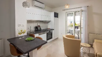 Sea View Balcony Apartment in Okrug Gornji