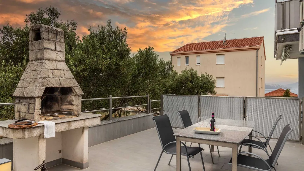 Sea View Balcony Apartment in Okrug Gornji