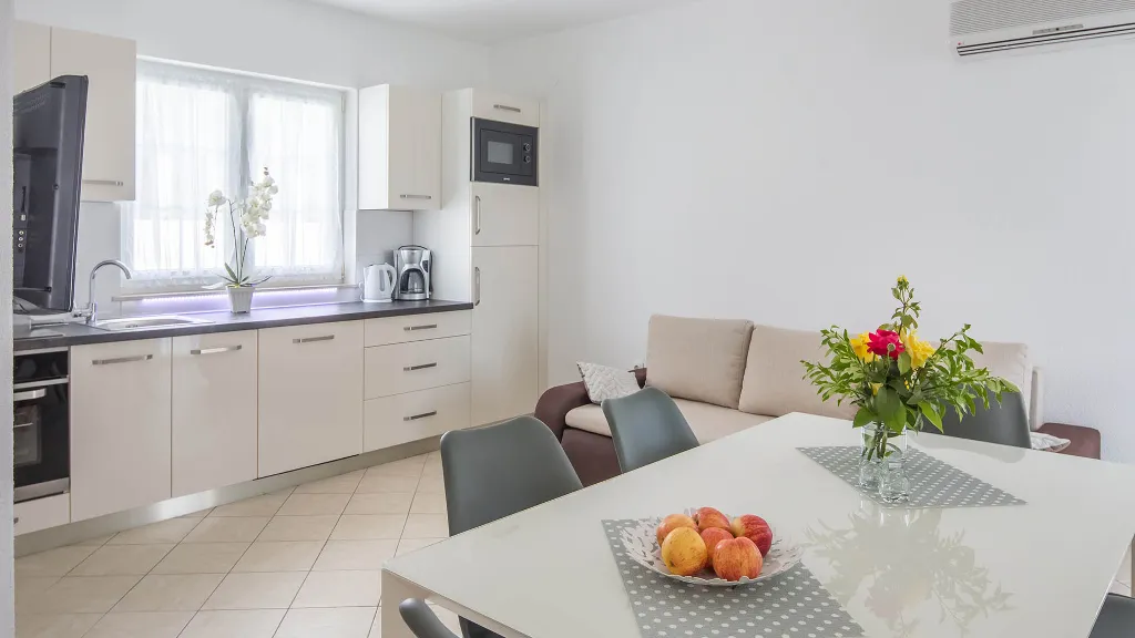 Sea-View Balcony Apartment in Okrug Gornji