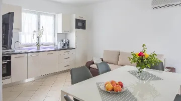 Sea-View Balcony Apartment in Okrug Gornji