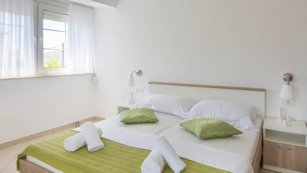 Sea-View Balcony Apartment in Okrug Gornji