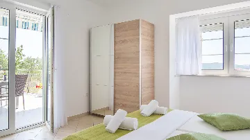 Sea-View Balcony Apartment in Okrug Gornji