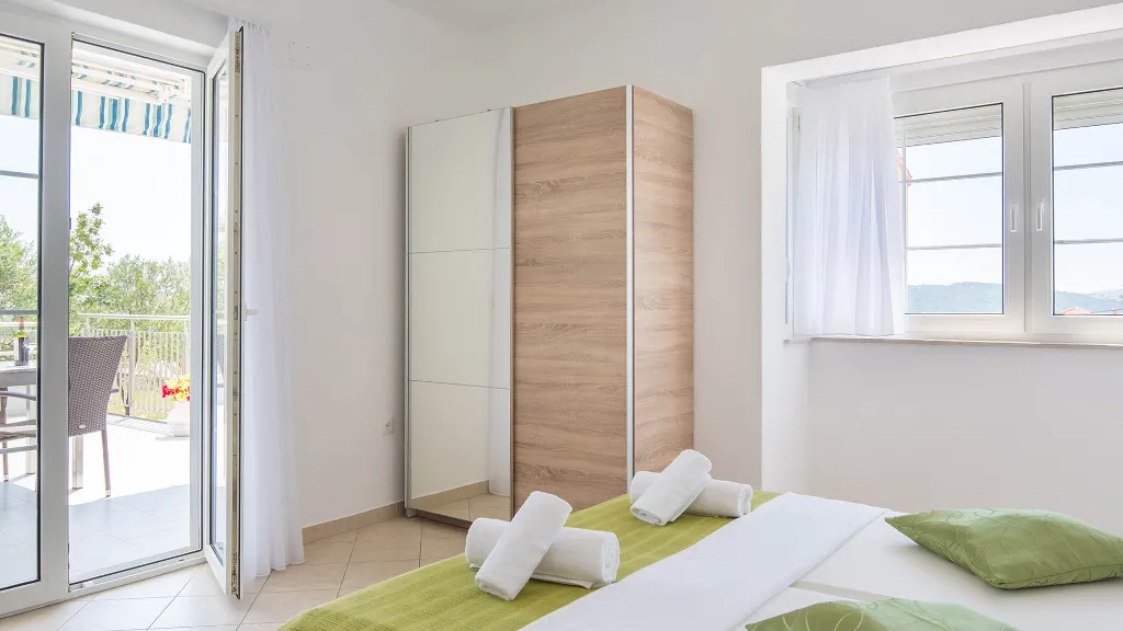Sea-View Balcony Apartment in Okrug Gornji