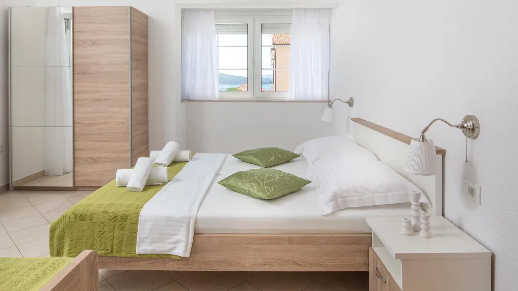 Sea-View Balcony Apartment in Okrug Gornji