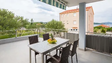 Sea-View Balcony Apartment in Okrug Gornji