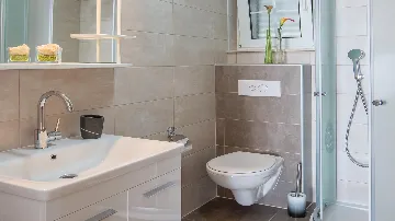 Sea-View Balcony Apartment in Okrug Gornji