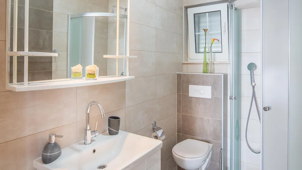 Sea-View Balcony Apartment in Okrug Gornji